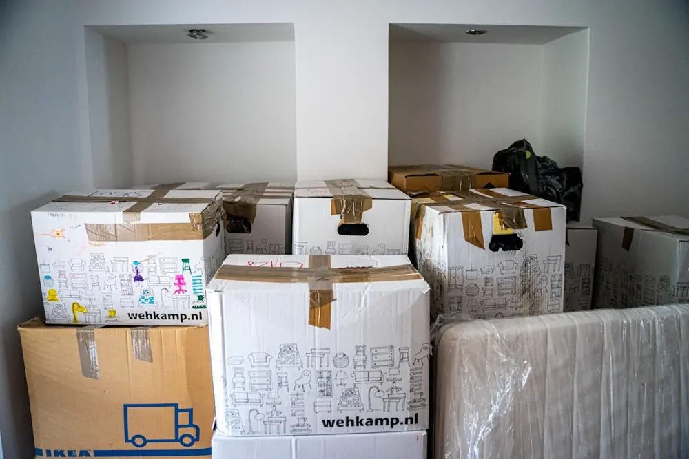 Verhuisdozen in een lege kamer