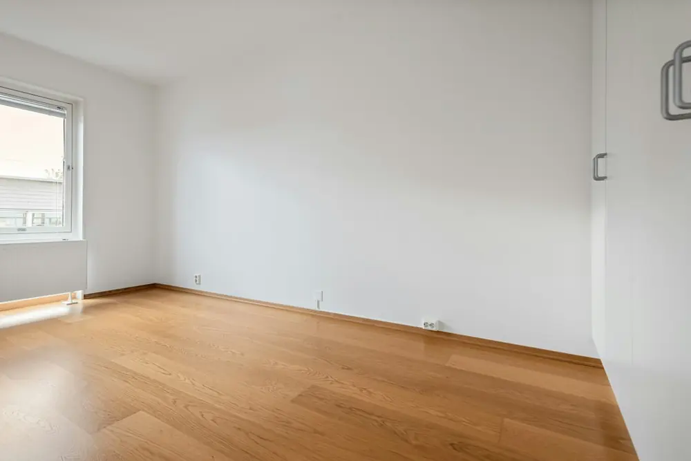 Lege kamer met witte muren en een schone vloer