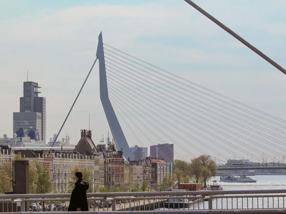 De Erasmusbrug in Rotterdam vanaf de kade